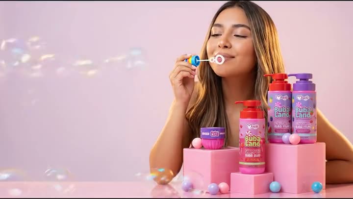 Mujer haciendo burbujas junto a productos Buba Land